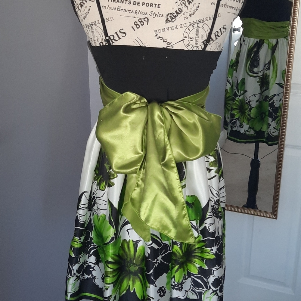 Spring green party dress - Picture 5 of 8